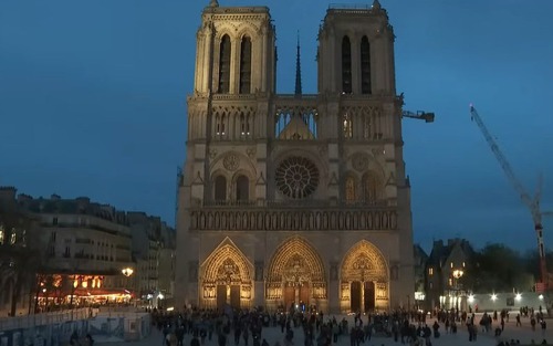 Chuông Nhà thờ Đức Bà ngân vang tưởng niệm 10 năm vụ tấn công tại Paris 