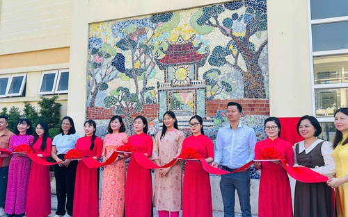 Tranh Văn Miếu từ vật liệu tái chế: Nghệ thuật tái sinh bước vào sân trường Tiểu học Liên Mạc