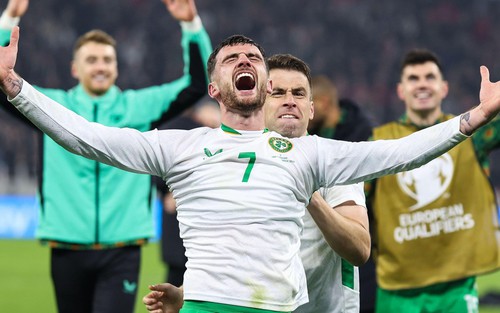 Khoảnh khắc bùng nổ khi cựu tiền đạo Ngoại hạng Anh lập hat-trick giúp đội nhà giành vé play-off World Cup 2026