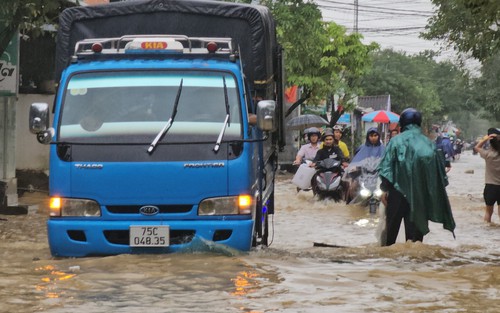 Mưa lớn còn tiếp diễn, đường phố Huế lại bị ngập sâu
