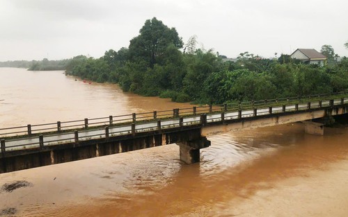 Lũ trên sông Thạch Hãn dâng cao gây ngập lụt nhiều điểm