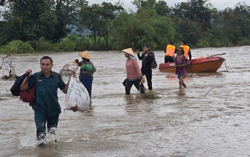 Quân đội bằng mọi biện pháp tiếp cận khu vực dân cư bị cô lập do ngập lụt, sạt lở đất