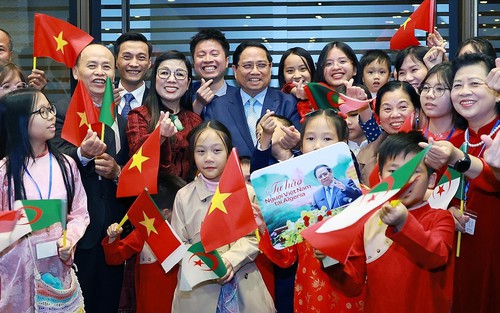 Thủ tướng Phạm Minh Chính và Phu nhân gặp cộng đồng người Việt Nam tại Algeria