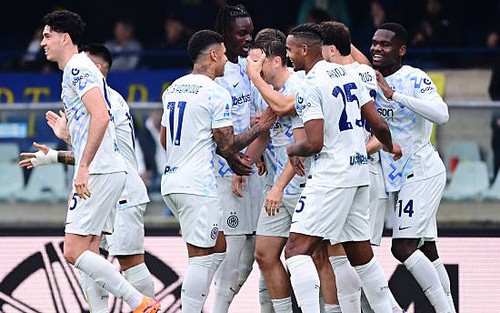 Thắng Verona vào phút chót, Inter Milan áp sát ngôi đầu Serie A
