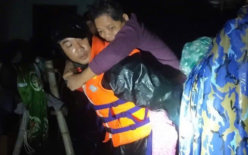 Lực lượng hải quân được điều động ứng cứu người dân Khánh Hòa bị ngập lụt trong đêm