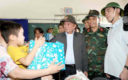 Các đồng chí lãnh đạo thăm hỏi bà con vùng lũ