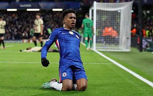 Sao trẻ Chelsea rực sáng trước Barca ở Champions League, được so sánh với huyền thoại MU