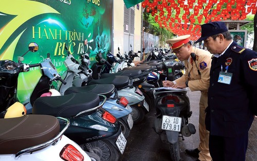Cảnh sát giao thông đồng loạt kiểm tra 2.219 bãi giữ xe trong và ngoài trường học, phát hiện nhiều học sinh vi phạm