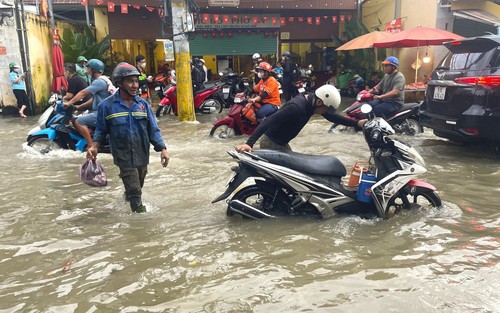 TP. Hồ Chí Minh: Người dân loay hoay, chật vật lội nước nước về nhà