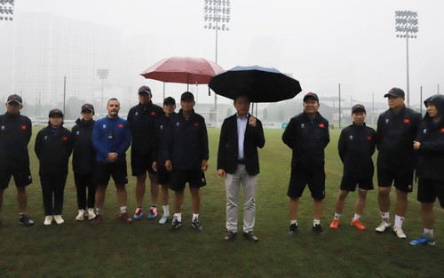 Tin nóng bóng đá Việt hôm nay 8/11: Đội tuyển Việt Nam được khích lệ trước SEA Games 33; Thủ môn Bùi Tiến Dũng phẫu thuật chấn thương