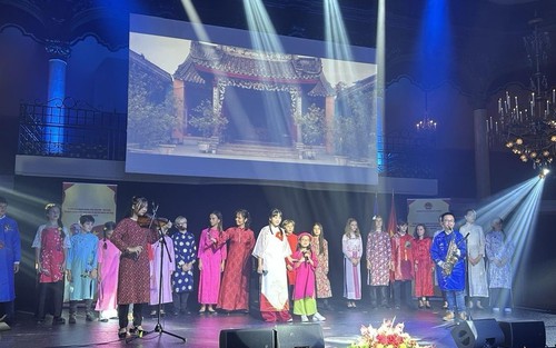 Góp ý dự thảo văn kiện Đại hội XIV của Đảng: Phát huy trí tuệ và khát vọng cống hiến của kiều bào