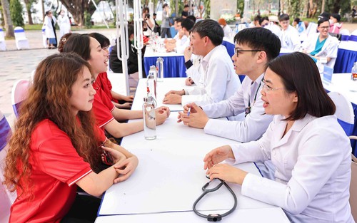 Thông qua hai Nghị quyết về bảo vệ, chăm sóc sức khỏe và dân số