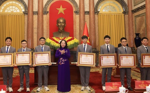 Phó Chủ tịch nước trao Huân chương Lao động cho các học sinh đoạt giải Olympic và Khoa học kỹ thuật quốc tế