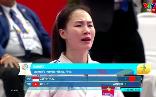 Nữ võ sĩ Việt Nam vỡ òa khi thắng đối thủ Indonesia để giành HCV ở SEA Games 2025