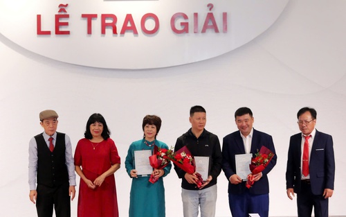 Đặt nguồn cội vào một cuộc trò chuyện lớn với thơ ca