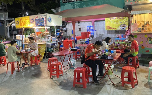 Thư Bangkok: Mưu sinh những ngày đại hội