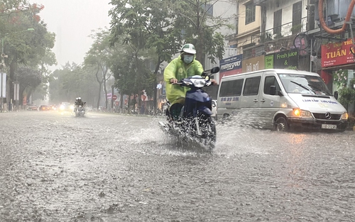 Mưa to cục bộ trong đêm, nguy cơ lũ quét, sạt lở đất ở Trung Bộ và Tây Nguyên