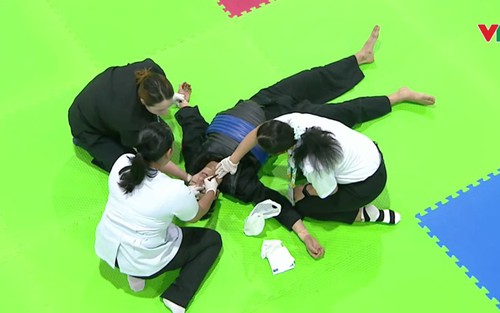 Ra đòn phạm quy khiến VĐV Việt Nam nôn mửa, võ sĩ Malaysia vẫn được xử thắng và ăn mừng phấn khích