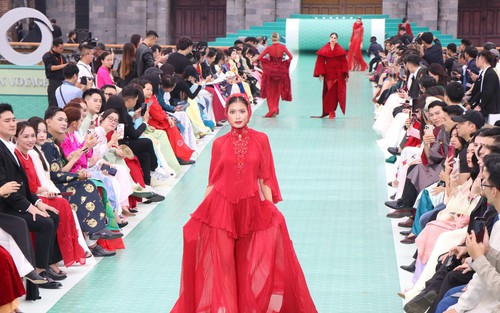 Trình diễn thời trang “Hello Cosmo From Vietnam” mở màn hành trình Hoa hậu Hoàn vũ 2025