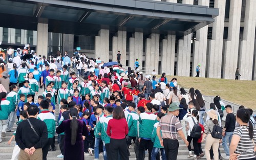 Thanh thiếu niên háo hức tìm hiểu lịch sử Quân đội Nhân dân Việt Nam