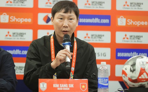 HLV Kim Sang Sik: 'Vợ tôi đã tắt tivi khi U22 Việt Nam bị dẫn 2-0'