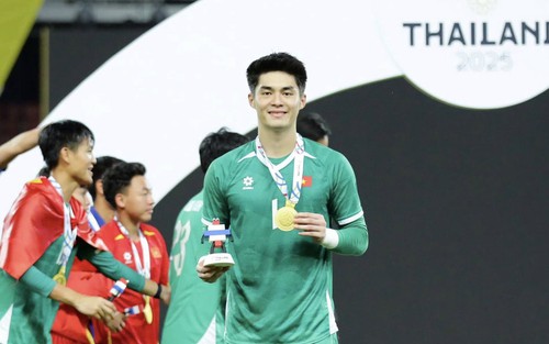 Thủ môn U22 Việt Nam gây sốt mạng xã hội Thái Lan, được bình chọn đẹp trai nhất SEA Games 2025