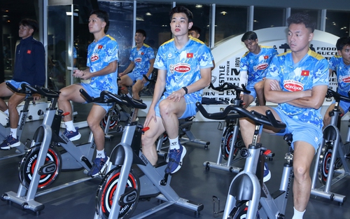 Tin nóng bóng đá Việt Nam hôm nay 27/12: U23 Việt Nam loại một cầu thủ vào ngày 30/12; Hoàng Đức khen Đình Bắc sau khi nhận Quả bóng vàng