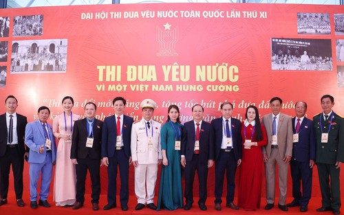 Đại biểu dự Đại hội Thi đua yêu nước toàn quốc lần thứ XI tham quan Trưng bày ảnh của TTXVN