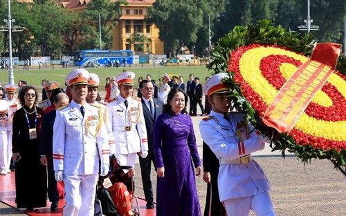 Đoàn đại biểu dự Đại hội Thi đua yêu nước toàn quốc vào Lăng viếng Chủ tịch Hồ Chí Minh