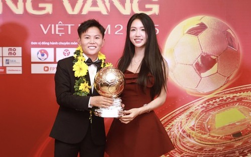 Hotgirl bóng đá Việt Nam khiến dân mạng ngưỡng mộ vì nhan sắc tuyệt đỉnh khi đứng cạnh Quả bóng vàng Việt Nam 2025