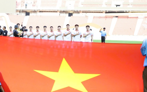 Nghi thức Quốc ca và bài học văn hóa từ sự cố "hát chay"