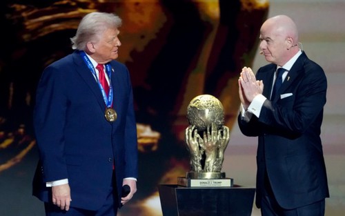 Tổng thống Mỹ Donald Trump nhận giải "Hòa bình FIFA"