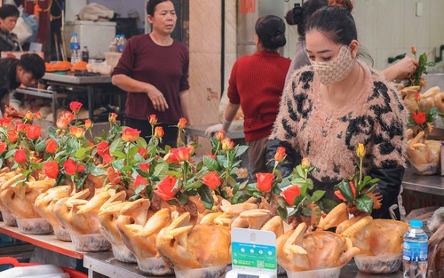 Người Hà Nội đi chợ mua hoa, quả, trầu cau chuẩn bị cúng Tết Nguyên tiêu Rằm tháng Giêng