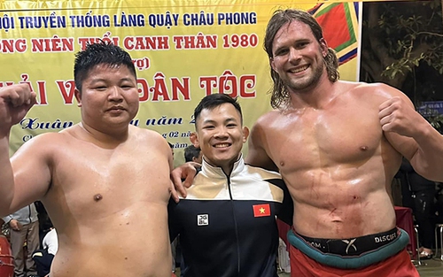 Đô vật nước ngoài mệnh danh 'Thần sấm' bất lực trước kì phùng địch thủ người Việt Nam, tuyệt chiêu nhấc bổng đối thủ mất tác dụng