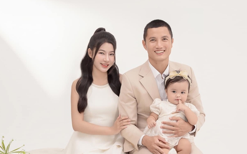 Thủ môn Đình Triệu đăng ảnh đặc biệt mừng Valentine, Quế Ngọc Hải dành lời lẽ ngọt ngào như thơ tặng bà xã