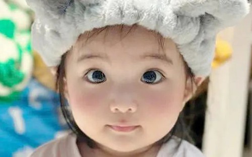Con gái út nhà Khánh Thi – Phan Hiển gây sốt mạng xã hội nhờ vẻ ngoài xinh như búp bê