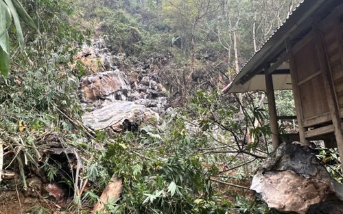 Sạt lở đá vào nhà dân ở xã Ban Công, huyện Bá Thước (Thanh Hóa)