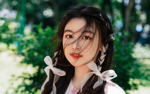 "Dậy sóng" với bộ ảnh mới của Lọ Lem - con Gái Quyền Linh 