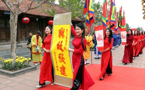  Khai bút đầu Xuân Ất Tỵ tại đền thờ Chu Văn An