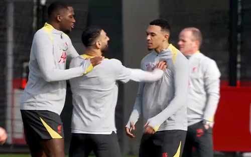 Salah và Alexander-Arnold va chạm căng thẳng trên sân tập trước trận tái đấu PSG