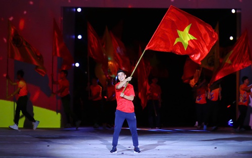 Duy Mạnh, Hai Long tái hiện những khoảnh khắc lịch sử của bóng đá Việt Nam