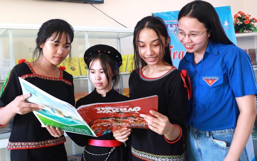 TTXVN trao tặng Tủ sách Đinh Hữu Dư và tuyên truyền phòng chống tin giả tại Phú Yên