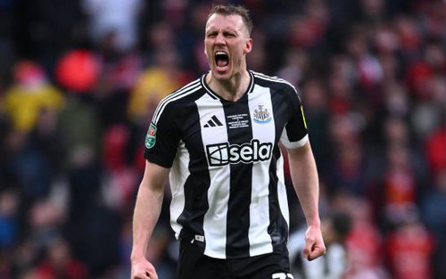Hành trình khó tin của cầu thủ cao hơn 2m vừa giúp Newcastle giành danh hiệu lịch sử