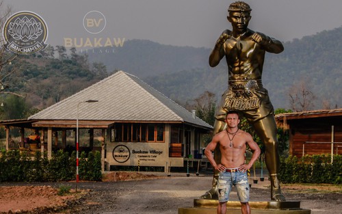 Thánh Muay Thái Lan Buakaw giàu có khi sở hữu 1 ngôi làng, xây nhà 74 tỷ đồng với nhà tắm dát vàng
