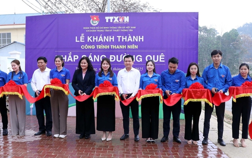 Đoàn thanh niên TTXVN "Thắp sáng đường quê" tại Tuyên Quang