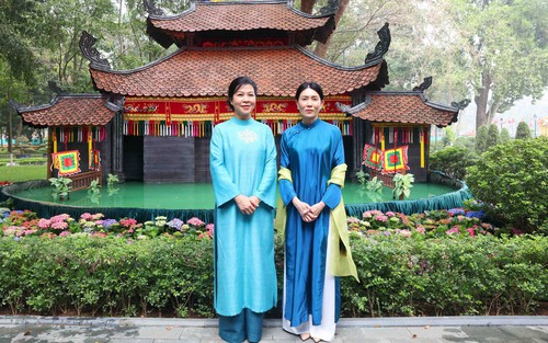 Phu nhân Tổng Bí thư tiếp và cùng Phu nhân Thủ tướng Singapore thưởng thức múa rối nước