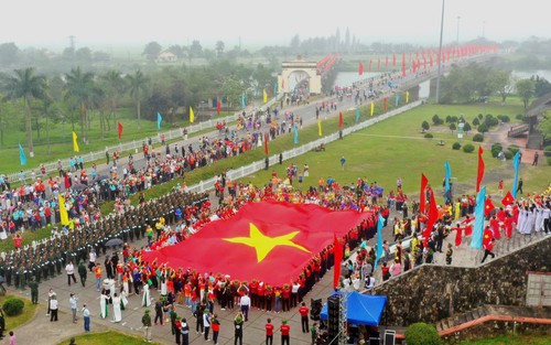 Lễ thượng cờ ở đôi bờ Hiền Lương - Bến Hải tại giải Tiền Phong Marathon 2025