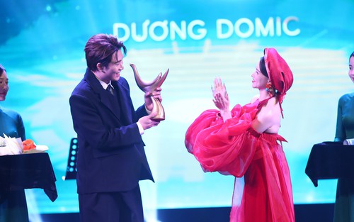Nhận giải Nghệ sĩ mới của năm - Dương Domic đọc thơ trên sân khấu Cống Hiến 2025