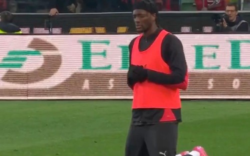 Tiền đạo AC Milan quỳ gối cầu nguyện khi đồng đội được đưa đi cấp cứu sau pha va chạm kinh hoàng