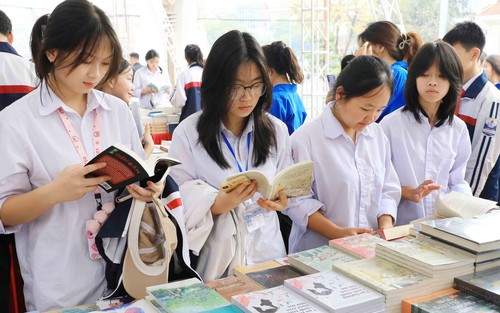 Góc nhìn 365: Hãy cầm sách lên